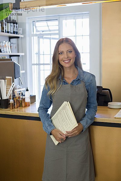 Porträt einer glücklichen Frau im Restaurant
