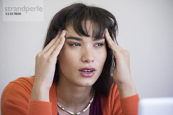 Nahaufnahme einer jungen Frau mit Kopfschmerzen