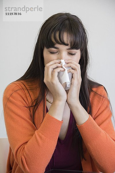 Geschäftsfrau mit Erkältung und Grippe