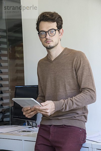 Geschäftsmann mit einem digitalen Tablett im Büro