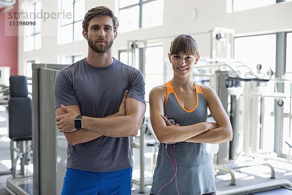 Porträt eines jungen Paares im Fitnessstudio