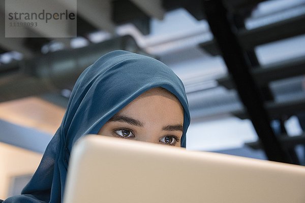 Arabische Geschäftsfrau mit Laptop