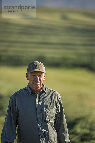 Kaukasischer Bauer auf einem Feld