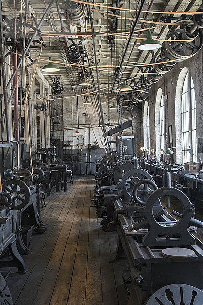 Riemenscheiben und Maschinen in einer leeren  altmodischen Fabrik