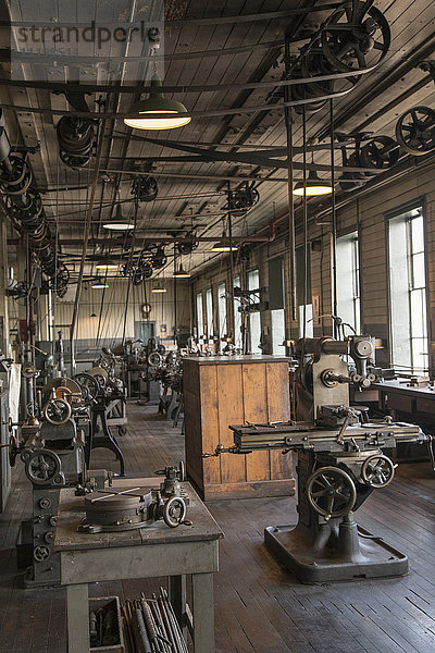 Riemenscheiben und Maschinen in einer leeren  altmodischen Fabrik