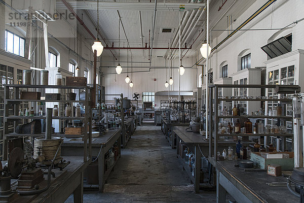 Tische und Gläser in einer leeren  altmodischen Fabrik