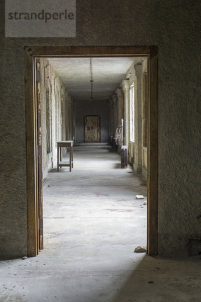 Türöffnung und Korridor in einem leeren Gebäude