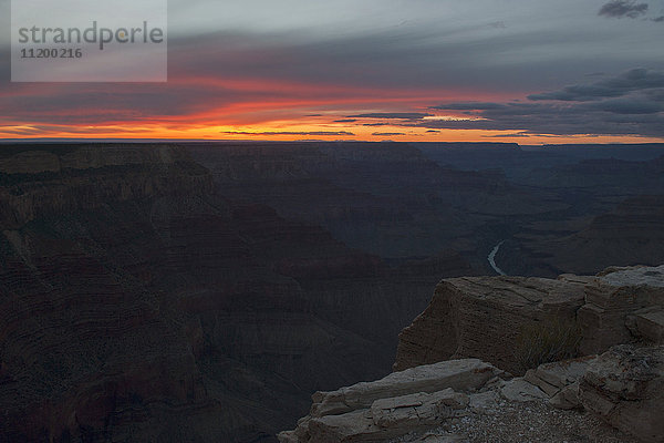 Sonnenuntergang über dem Grand Canyon  Arizona  USA