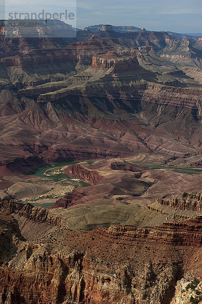 Der Colorado River windet sich durch den Grand Canyon in Arizona  USA.