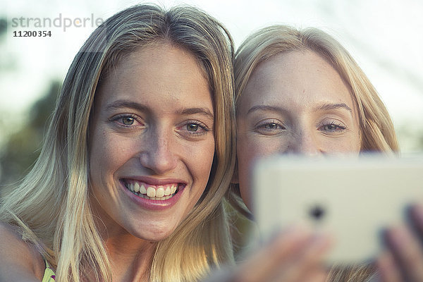 Freunde posieren für Smartphone Selfie