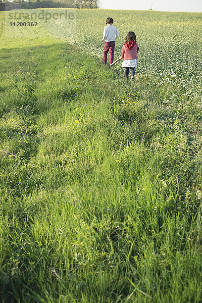Kinder auf dem Feld