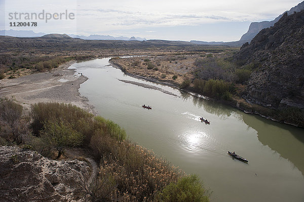 Touristische Kanufahrten auf dem Rio Grande im Big Bend National Park  Texas  USA