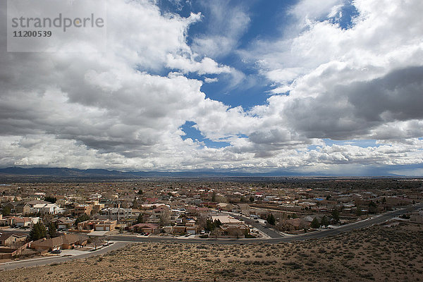 Vorstadthäuser in der Wüste bei Albuquerque  New Mexico  USA