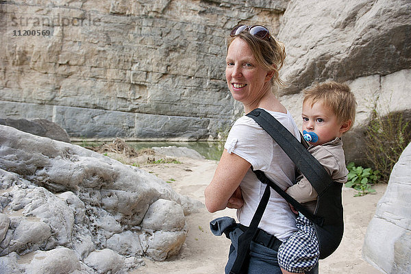 Frau beim Wandern mit jungem Sohn im Big Bend National Park  Texas  USA