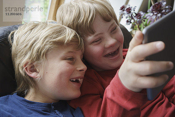 Nahaufnahme von glücklichen Brüdern mit digitalem Tablett zu Hause