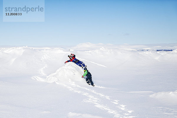 Kinder spielen im Schnee