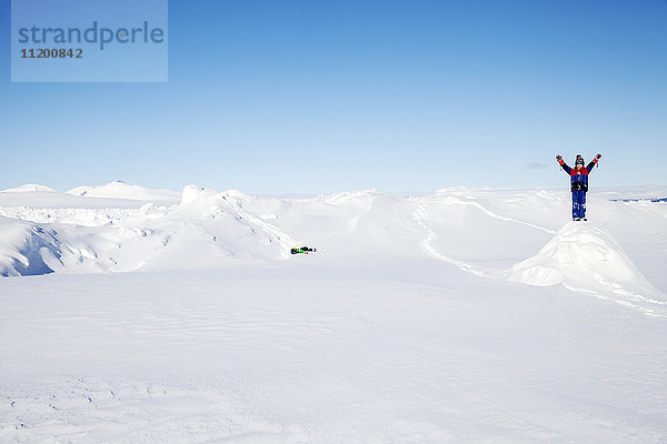 Kind in verschneiter Landschaft