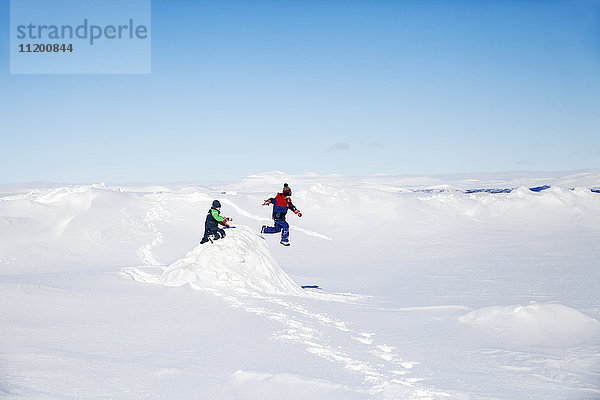 Kinder spielen im Schnee