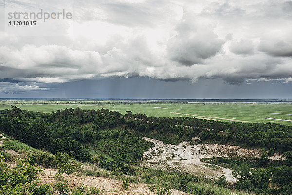 Blick auf die ländliche Landschaft bei bewölktem Himmel