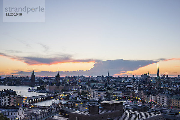 Ansicht der beleuchteten Stadtlandschaft gegen den Himmel bei Sonnenuntergang  Stockholm  Schweden