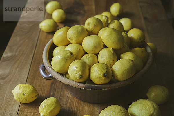 Nahaufnahme von Zitronen im Container auf dem Tisch