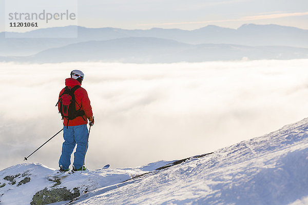 Skifahrer mit Blick auf die Aussicht