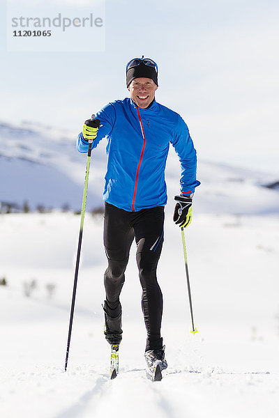 Mann beim Skilanglauf