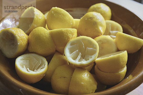 Nahaufnahme von saftigen Zitronenhälften auf dem Teller