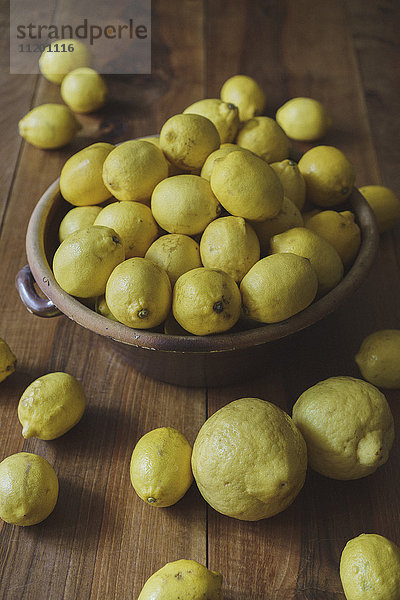 Hochwinkelansicht von Zitronen im Container auf dem Tisch