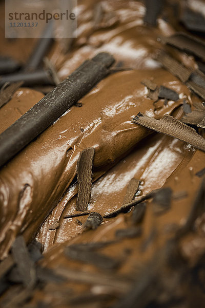 Vollbild-Schokoladeneis mit Schokoladenstückchen garniert
