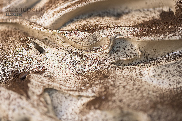 Vollbild-Eiscreme mit Kakaopulver garniert
