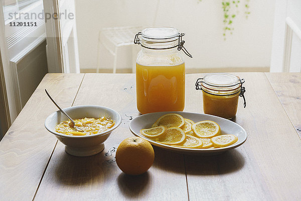 Hochwinkelansicht von Zitrusfruchtsaucen und Konserven auf dem Tisch