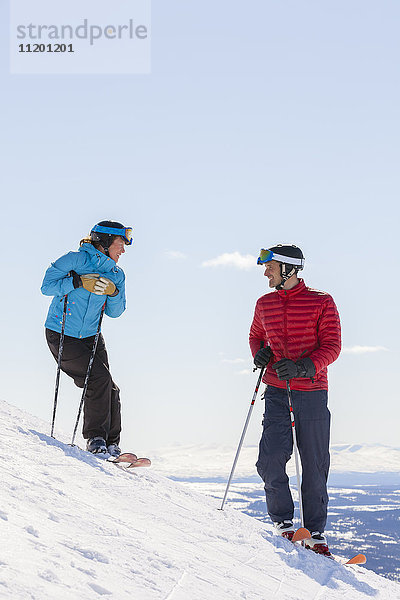 Ehepaar beim Skifahren