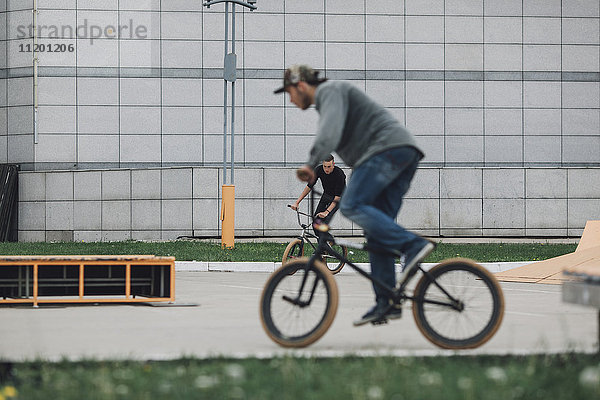 Jugendliche beim Radfahren im Skateboard-Park