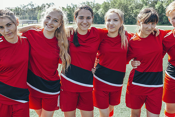 Porträt einer lächelnden Fußballmannschaft auf dem Spielfeld