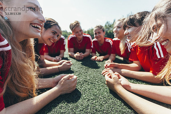 Nahaufnahme der auf dem Spielfeld liegenden Sportmannschaft