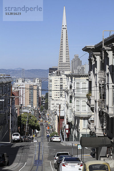 Blick auf Straße und Transamerikapyramide bei klarem Himmel  San Francisco  Kalifornien  USA