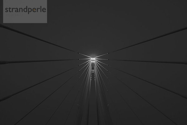 Niederwinkelansicht der beleuchteten Kabel der Brücke gegen den klaren Himmel