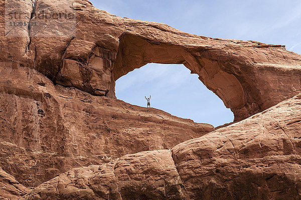 Tiefblick auf den Menschen am Balanced Rock  Arches National Park  Moab  Utah  USA