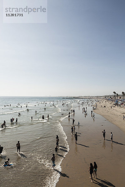 Hochwinkelansicht von Menschen am Strand gegen den klaren Himmel  Newport Beach  Kalifornien  USA