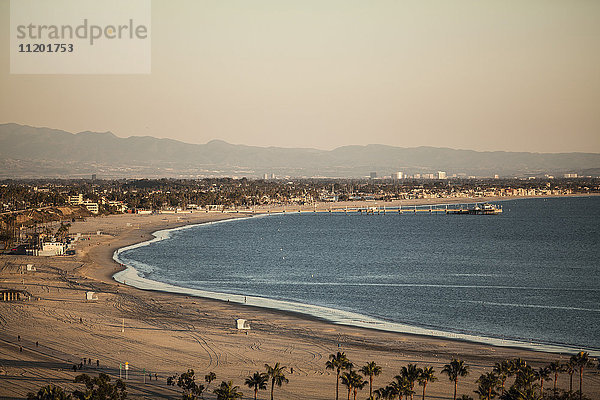 Blick auf den Strand gegen den klaren Himmel  San Pedro Bay  Long Beach  Kalifornien  USA