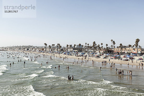 Menschen am Strand gegen klaren Himmel  Newport Beach  Kalifornien  USA