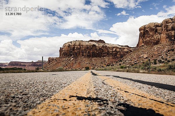 Straße in Richtung felsige Berge gegen den Himmel  Canyon Lands  Nationalpark  Moab  Utah  USA