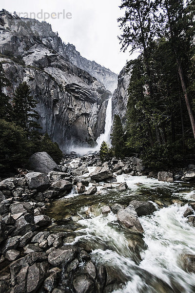Blick auf den unteren Yosemite Wasserfall zwischen den Bergen  Yosemite National Park  Kalifornien  USA