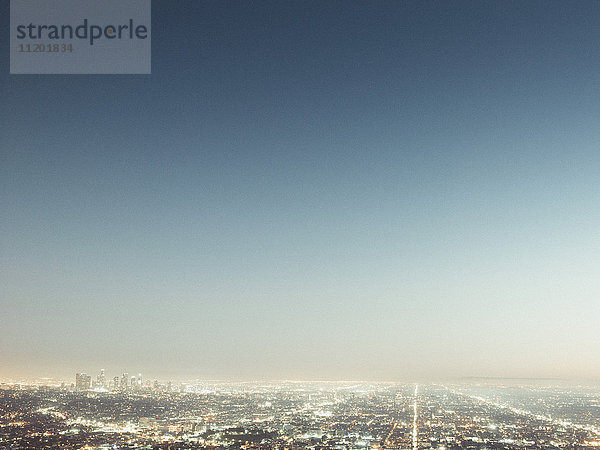 Luftaufnahme des beleuchteten Stadtbildes gegen den blauen Himmel  Los Angeles  Kalifornien  USA