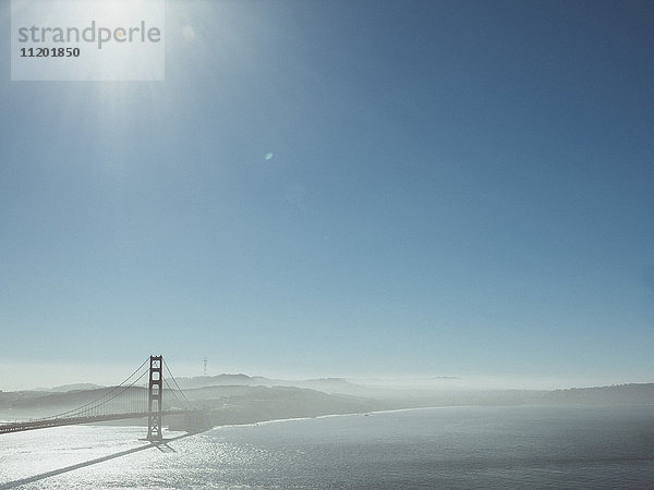 Blick auf die Golden Gate Bridge über die San Francisco Bay bei klarem Himmel  Kalifornien  USA