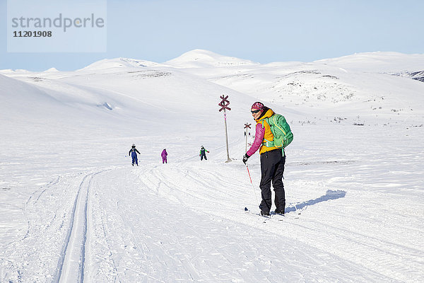 Mutter mit Kindern beim Skifahren