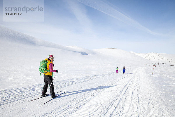 Mutter mit Kindern beim Skifahren