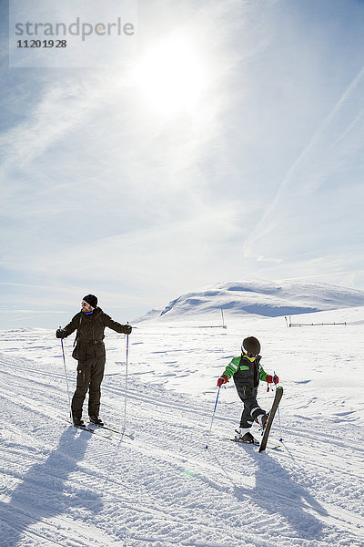 Mutter mit Kind beim Skifahren