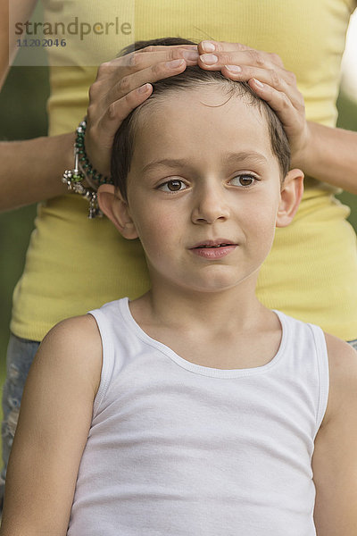 Mittelteil der Frau stehend mit dem Jungen